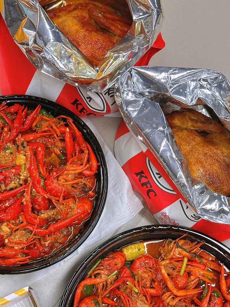 Masarap na Afternoon Tea: Isang Pista ng KFC Roast Chicken at Crayfish Bites